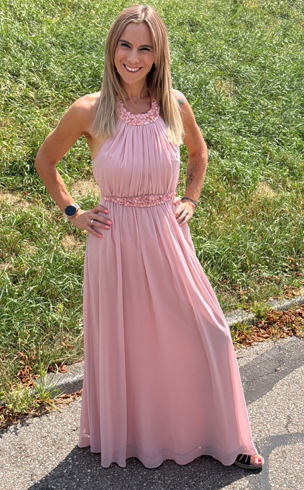Nadine heute in einem rosafarbenen Kleid